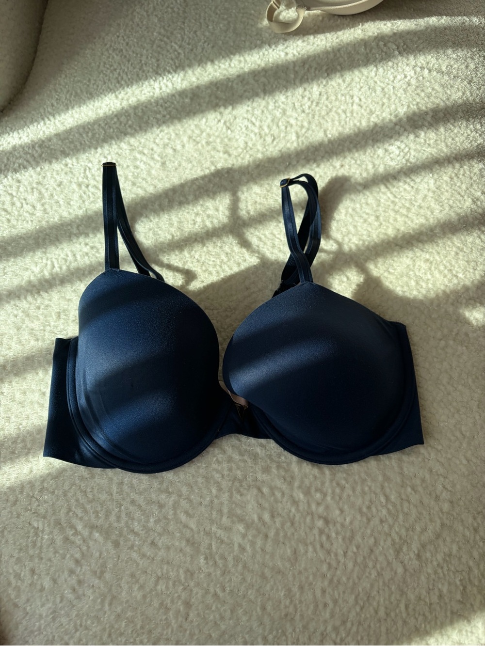 34DD VSvery sexy lightly lined
